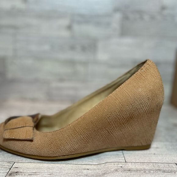 Stuart Weitzman tan embossed wedges with tortoise shell accent buckle size 7.5 - Picture 5 of 16